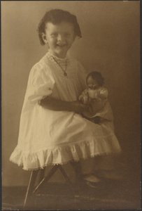 Junges Mädchen mit Puppe von Louis Fleckenstein