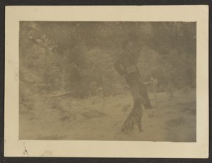 Junger Mann mit Hund auf dem Feld