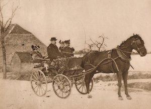 Männer und Frauen in einer Pferdekutsche, 1937