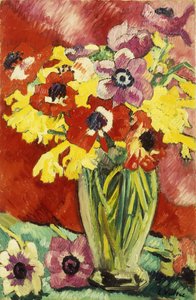 Kristallvase mit Anemonen und Narzissen