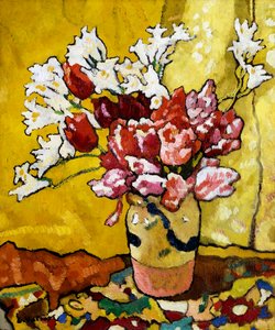 Vase, Tulpen und weiße Blumen