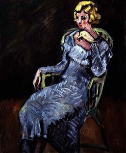 Sitzende junge Frau
