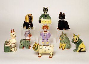 Eine Gruppe von Porzellanvasen in Form stilisierter Tiere, 20. Jahrhundert (Porzellan, Emaille)