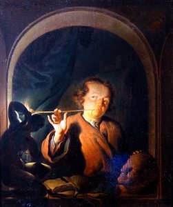 Ein Mann, der an einem Fenster eine Pfeife anzündet von Louis de Moni