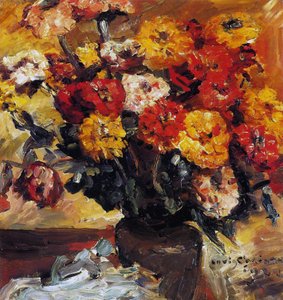 Zinnien in einer Vase