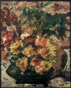 Blumen im Bronzekübel