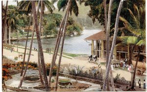 Blick vom Tempel des Heiligen Zahns, Kandy, Ceylon, ca. 1900-20 (handkolorierte Fotografie) von Ltd. Ceylon Plâté