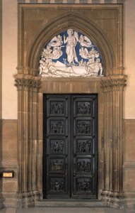 Emailliertes Terrakotta, das die Auferstehung über der nördlichen Tür der Sakristei der Kirche Santa Maria del Fiore darstellt - 1442 von Luca Della Robbia