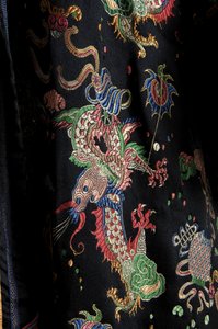 Mantel, ca. 1923 (Detailansicht des Stoffes), Seidenbrokat, Band und Samt, Pelz, Lucile Ltd., Frankreich