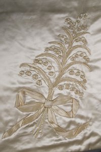 Hochzeitskleid (Detailansicht des abnehmbaren Schlepps) von Lucy Christiana Lady Duff Gordon
