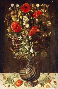 Mohnblumen, Butterblumen, Gänseblümchen, Kornblumen, Disteln und andere Wildblumen in einer facon de Venise Filigrana-Glasvase, mit Stiefmütterchen, einer Mohnblume und einer Taubnessel auf einem Steinabsatz