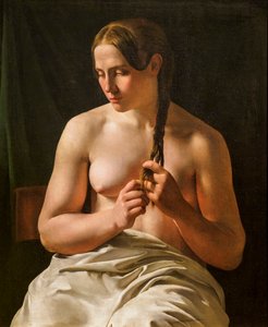 Eine Frau, die ihr Haar flechtet