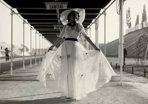 Modell in Sommerkleid des Modehauses "Graldi"