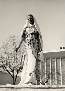 Modell in einem Abendkleid aus Blumenstoff, kreiert vom Modehaus "Lamma". Das Kleid wird mit einem langen Schleier ergänzt.