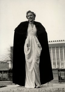 Modell in einem Abendkleid des Modehauses "Graldi"