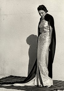 Modell in einem Abendkleid des italienischen Modehauses "Dragoni"