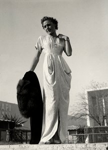 Modell in einem Abendkleid, kreiert vom Modehaus "Graldi". von Luis Bogino
