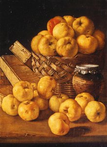 Äpfel in einem Korb, ein Krug und Gewürzdosen auf einem Tisch