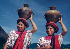 Guatemaltekische Frauen tragen Wasserkrüge im Dorf Nebaj, Guatemala von Luis Marden