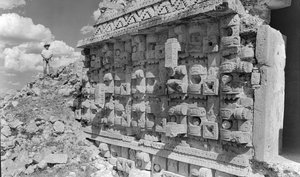 Relief-Schnitzerei an einer Maya-Monumentalruine, Halbinsel Yucatán. (1936)