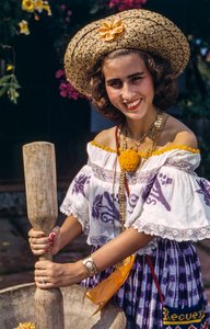 Frau mit Strohhut aus Panama mahlt mit einem traditionellen Mörser und Stößel. von Luis Marden