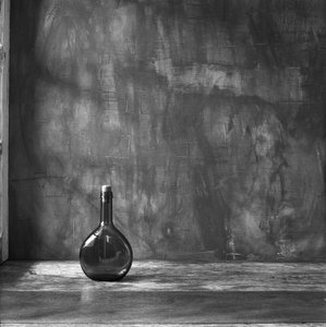 Dunkle Glasflasche Still