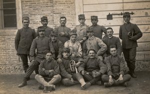 Album "Die GM R. Armee (Erster Weltkrieg)": Soldaten des 36. Infanterieregiments mit zwei Trompetern (s/w Foto) von Lusvardi Lusvardi