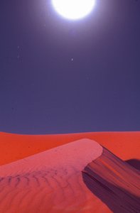 Fackeln über Wüstensanddünen leuchten um Mitternacht in der Nähe des Lekhwair-Öl- und Erdgasfeldes... von Lynn Abercrombie