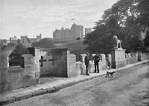 Alnwick: Die Löwenbrücke und das Schloss, um 1896