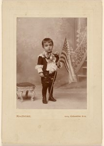 [Kleiner Junge mit amerikanischer Flagge] von MacIntire
