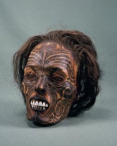 Kopf eines Stammeshäuptlings, tätowiert und mumifiziert, Maori-Zivilisation von Maori Maori