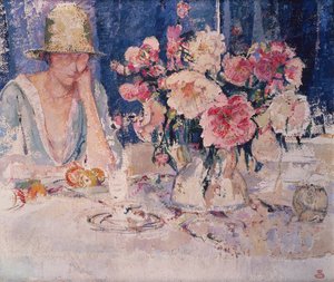 Frau an einem Tisch voller Blumen