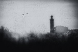 Dunkler nebliger Leuchtturm