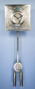 Eine Wanduhr von Margaret Gilmour (1860-1942), dekoriert in Repoussé mit keltischen Entrelac-Designs