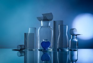 Blaue Glasreflexionen