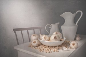 Knoblauch und Weiße Krüge