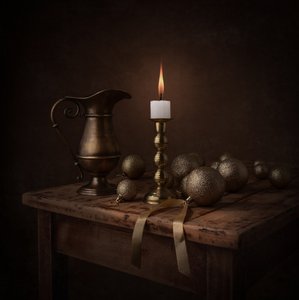 Goldenes Kerzenlicht-Stillleben von Margareth Perfoncio