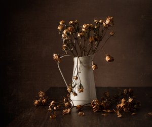 Stimmungsvolle Getrocknete Rosen Stillleben von Margareth Perfoncio