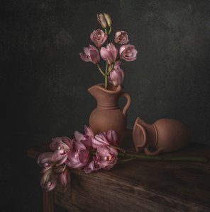 Stimmungsvolles Rosa-Orchideen-Stillleben von Margareth Perfoncio