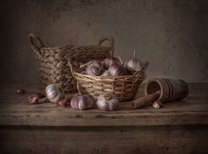 Rustikales Knoblauch-Stillleben von Margareth Perfoncio