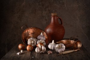 Rustikales Knoblauch-Stillleben von Margareth Perfoncio