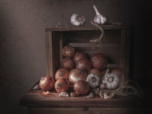 Rustikale Zwiebeln und Knoblauch