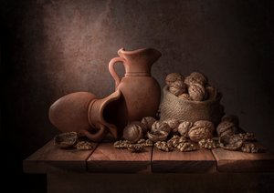Rustikale Walnüsse und Krüge von Margareth Perfoncio