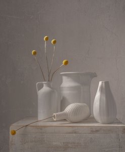 Weiße Vasen gelbe Blumen