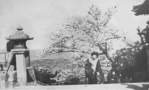 Oben auf den Tempelstufen, über dem Biwa-See, um 1900, 1921