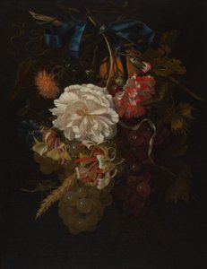Blumen- und Früchtebouquet mit blauem Band