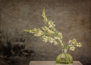 Rustikales Blumenstillleben