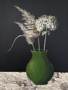 Grüne Vase mit Pampas und Hortensien