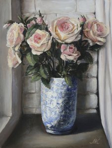 Rosa Rosen auf der Fensterbank - Gemälde mit blauer Keramikvase von Marina Kozyr