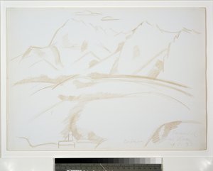 Berglandschaft mit Kirchturm im Vordergrund